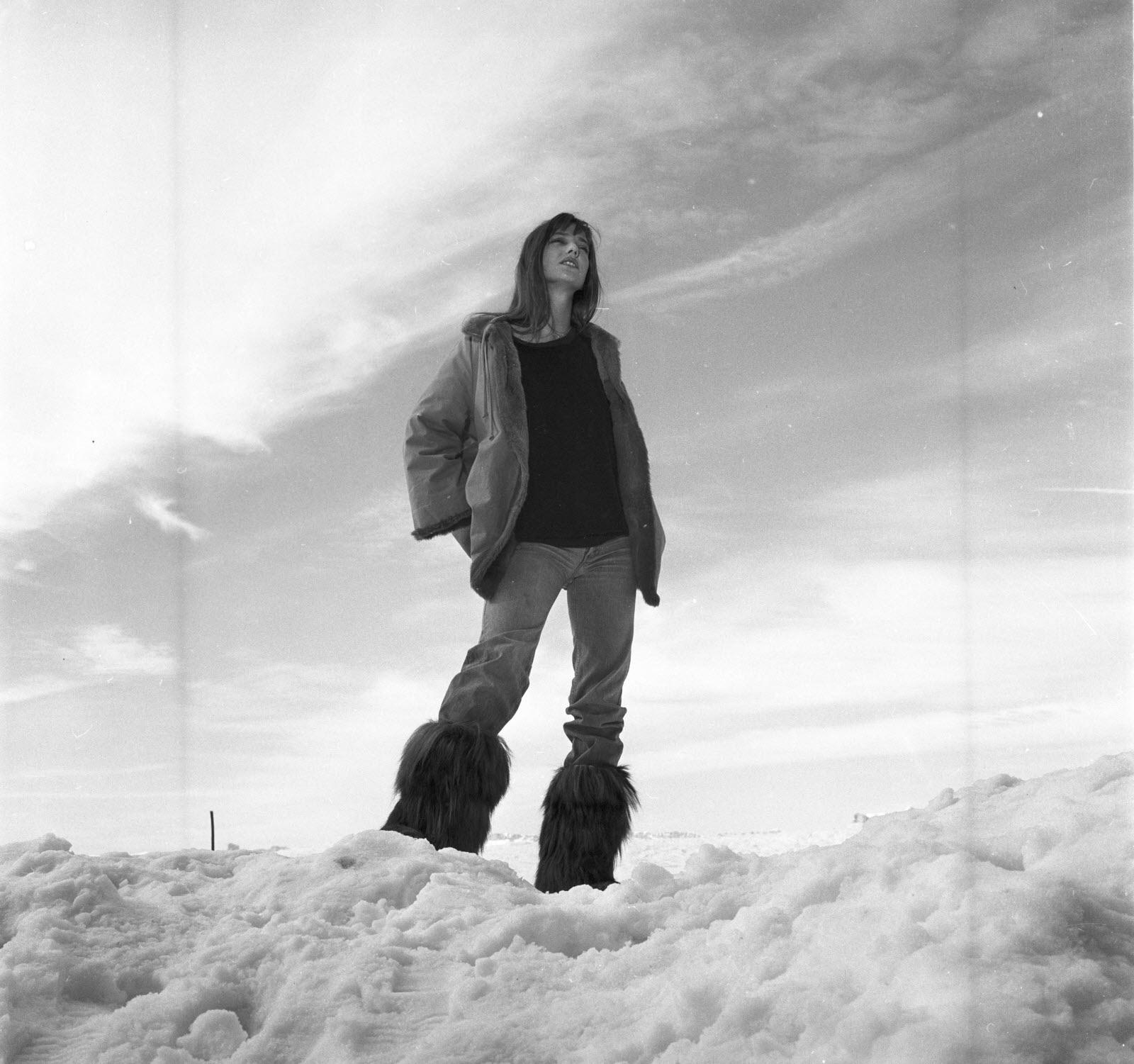 Glamorous Winter: Fur-Trimmed Moon Boots with Denim — Moon Boots Outfits