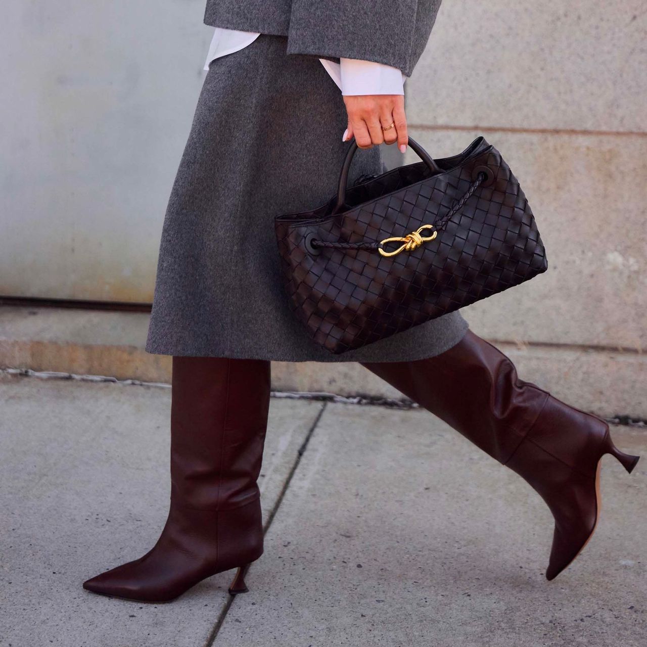 Classic Combination: Midi Skirt, Blazer, and Leather Boots Classic Combination: Midi Skirt, Blazer, and Leather Boots β Slouchy Boots Outfits