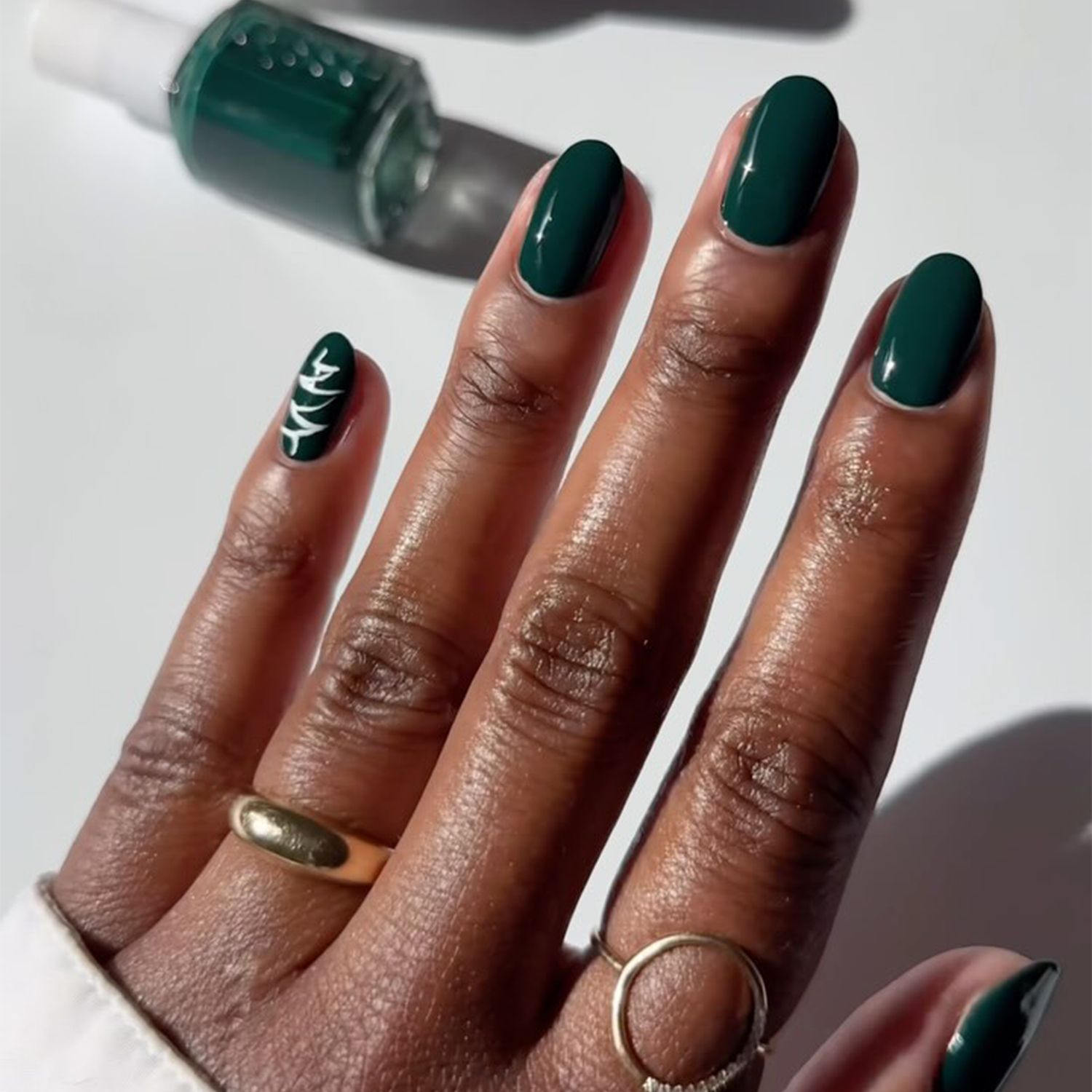 23 Short Christmas Nail Ideas That Are Merry and Bright