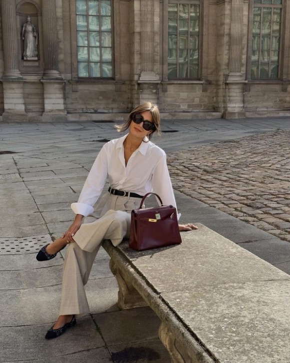 Burgundy Handbag Accents a White Shirt and Beige Wide-Leg Trousers Burgundy Handbag Accents a White Shirt and Beige Wide-Leg Trousers β Burgundy Outfits