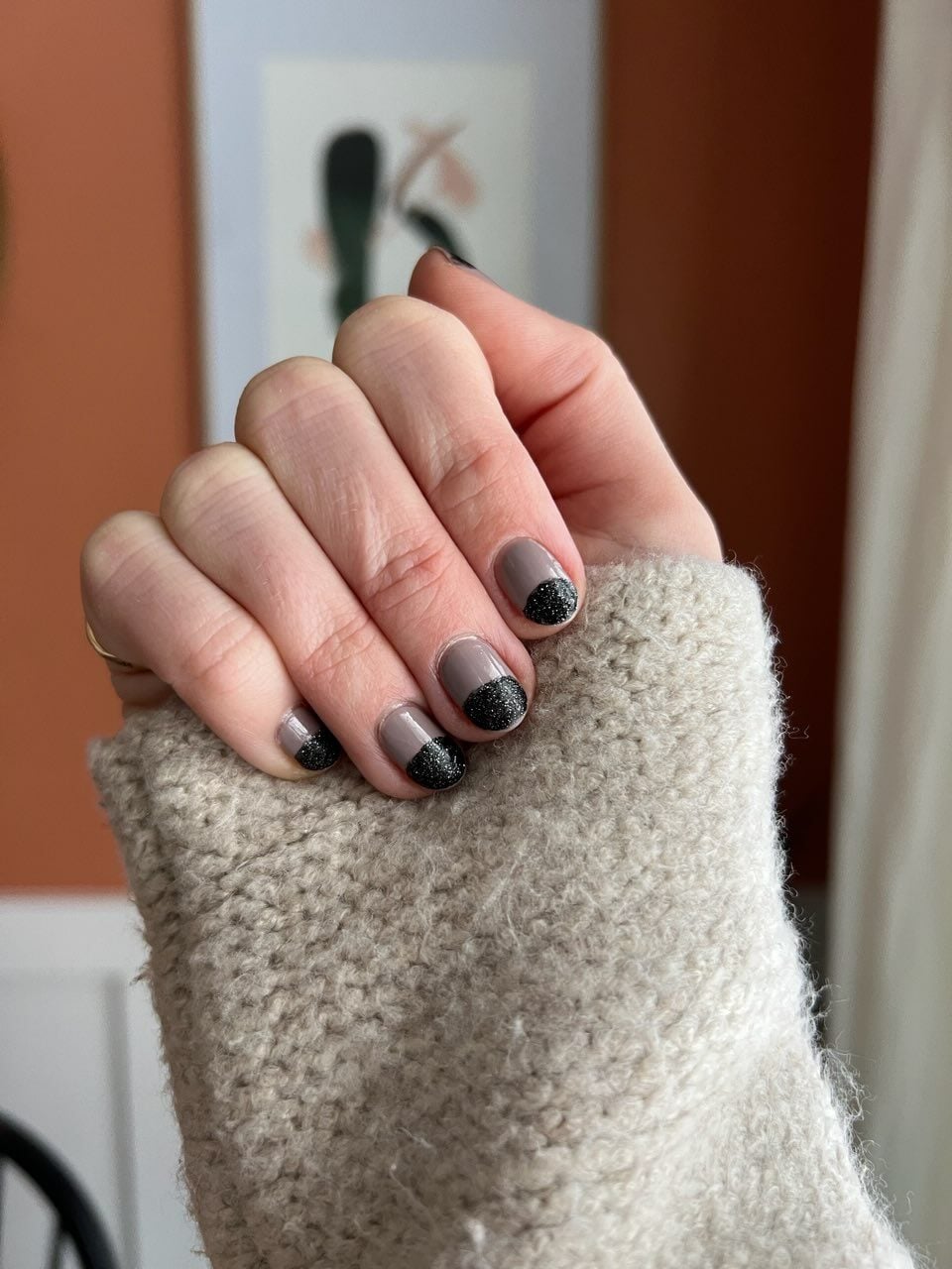 Sheer Pink Glitter French Tips with Brown Outline Sheer Pink Glitter French Tips with Brown Outline β Winter Nail Designs