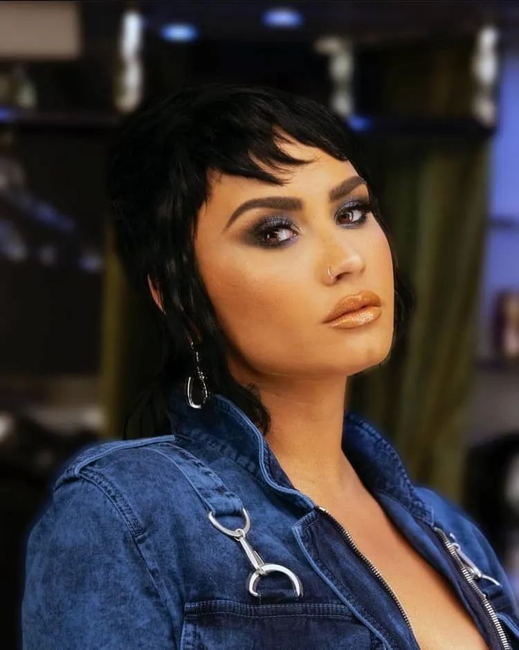 Black Mullet With Short Choppy Bangs — Short Winter Haircuts