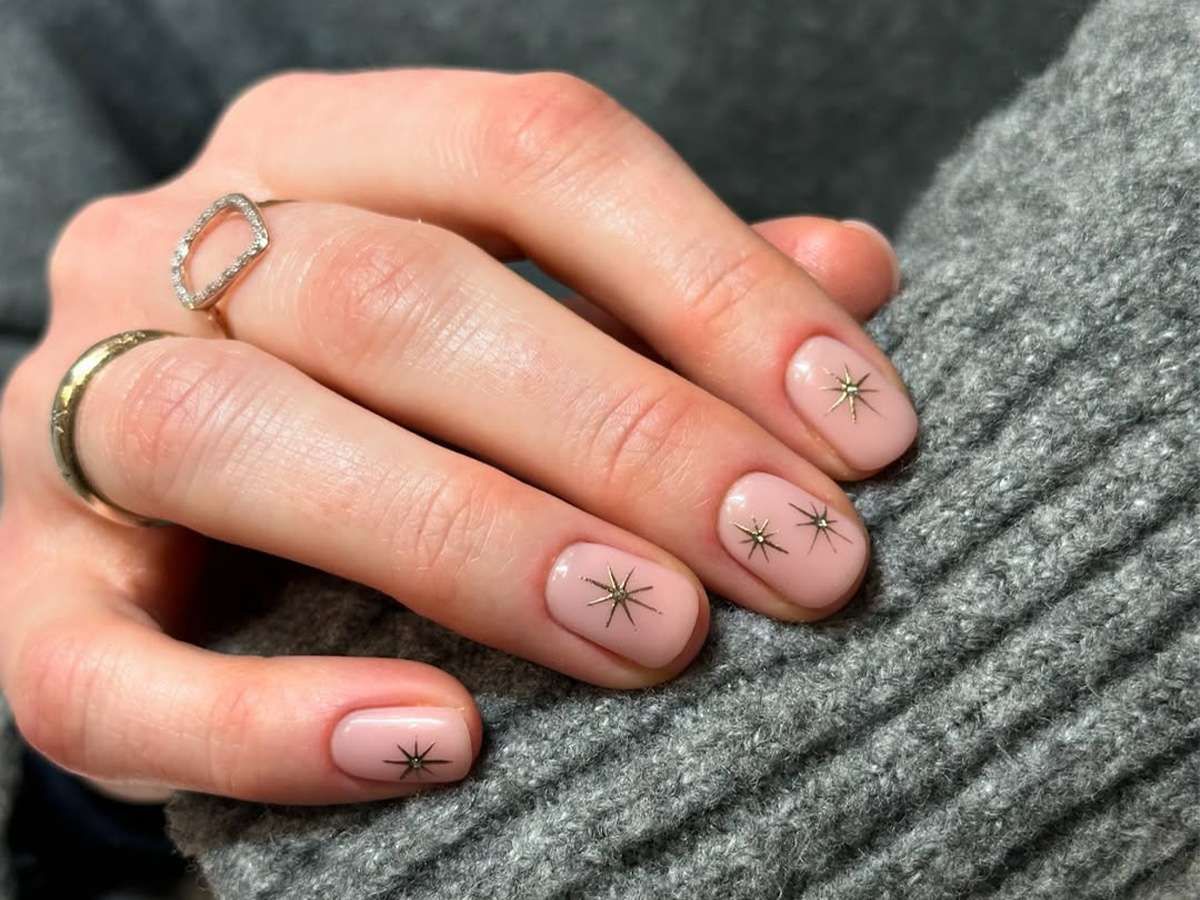 Glossy Visual Idea Glossy Visual Idea β Clean Girl Winter Nails