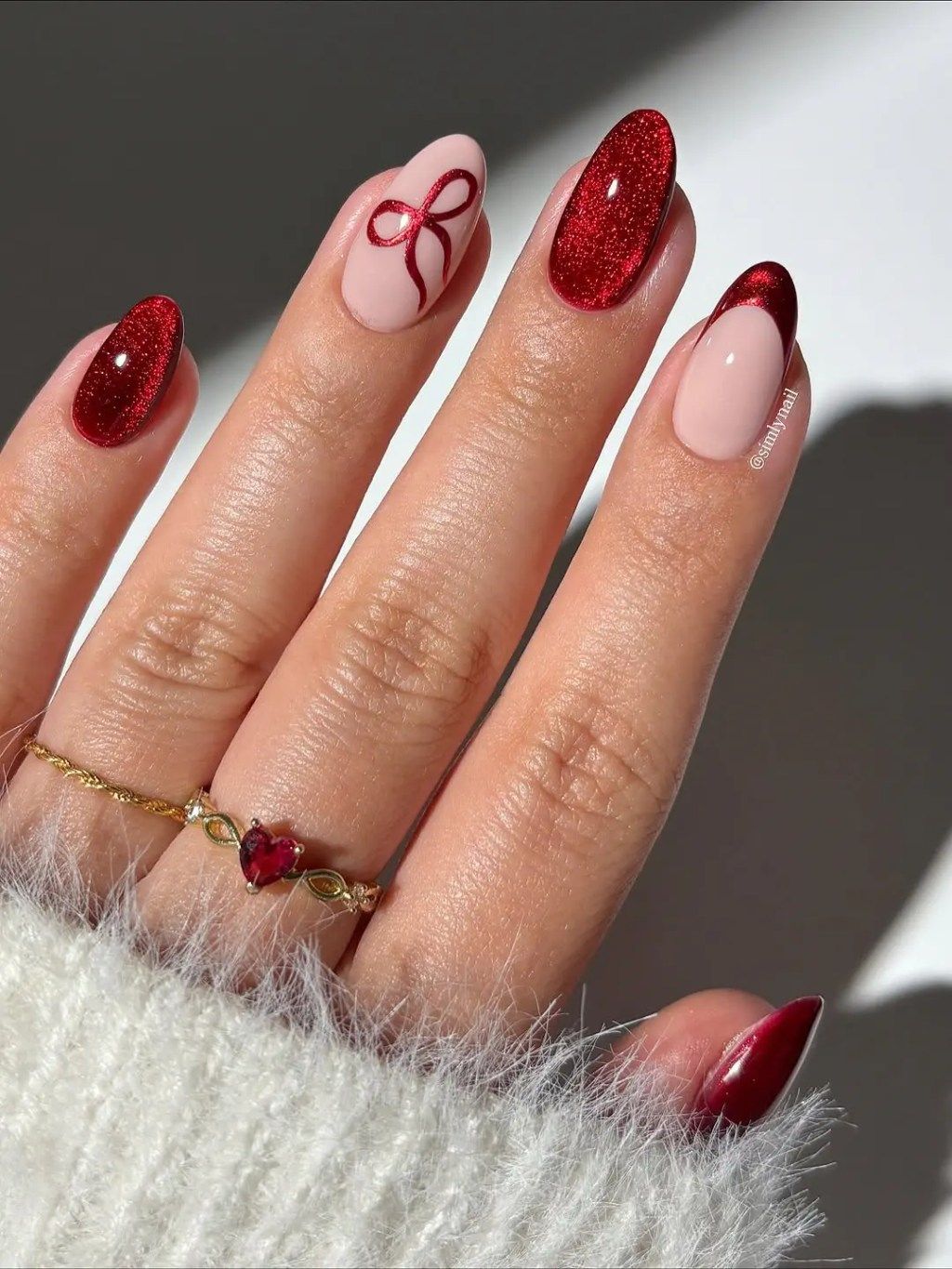 Glossy Glitter Cat-Eye Visual Idea Glossy Glitter Cat-Eye Visual Idea β Winter Nail Trends