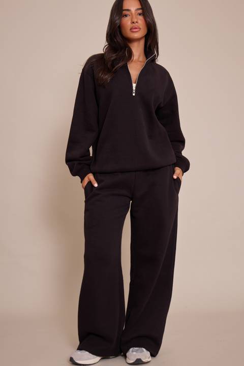 Black Fleece Sweatshirt and Wide-Leg Sweatpants Black Fleece Sweatshirt and Wide-Leg Sweatpants β Warm Winter Outfits