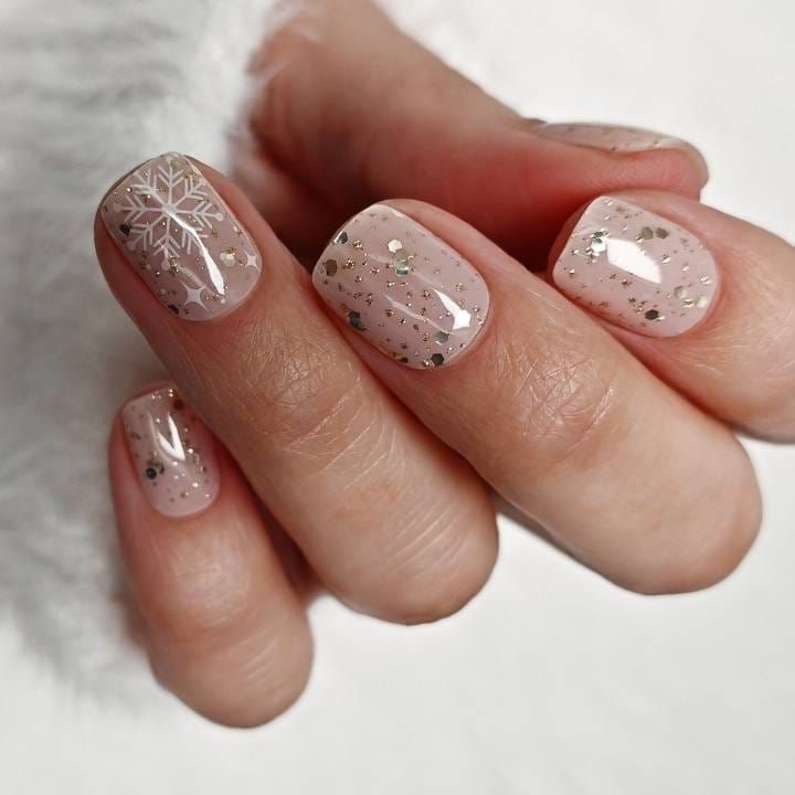 Chic French Tips with Gold Metallic Line Accent Chic French Tips with Gold Metallic Line Accent β Winter Nail Designs
