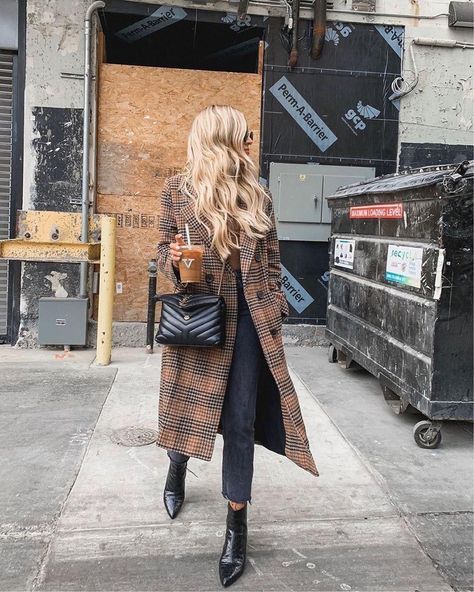 Longline Plaid Coat with Brown Turtleneck and Jeans Longline Plaid Coat with Brown Turtleneck and Jeans β Minimalist Winter Outfits