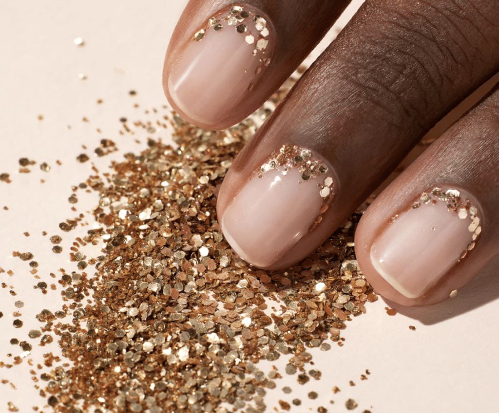 Sheer Nude Gold Chunky Glitter Short Round Nails Sheer Nude Gold Chunky Glitter Short Round Nails β Sparkly Winter Nails