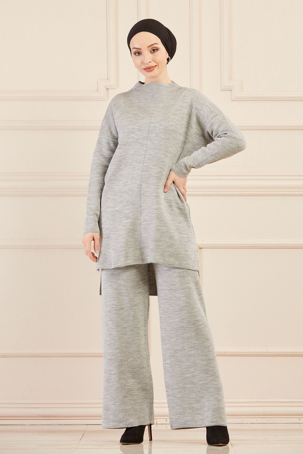 Light Grey Knit Set with Wide-Leg Pants and Headscarf Light Grey Knit Set with Wide-Leg Pants and Headscarf β Classy Winter Outfits