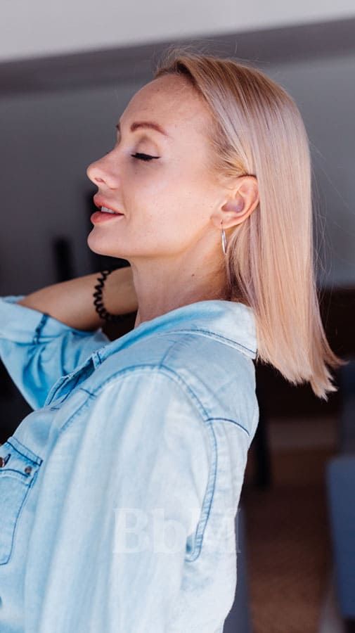 Mid-Back Visual Idea Mid-Back Visual Idea β Winter Hair Colors for Plus Size Women
