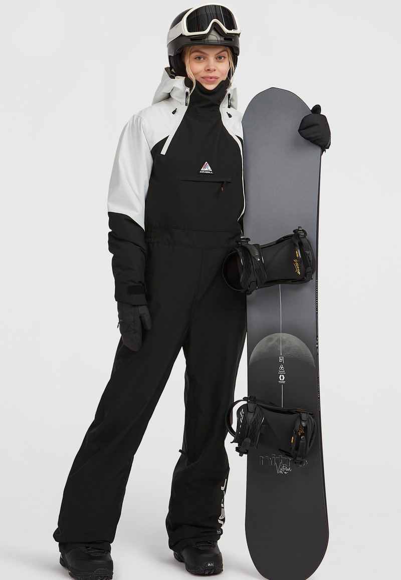 Black and White Color-Blocked Snowsuit for a Classic Snowboarding Aesthetic Black and White Color-Blocked Snowsuit for a Classic Snowboarding Aesthetic β Snowboarding Outfits