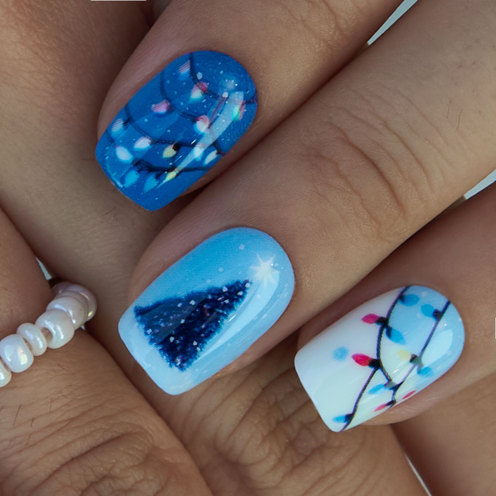Winter Gradient with Snowflake Accents Winter Gradient with Snowflake Accents β Winter Squoval Nails