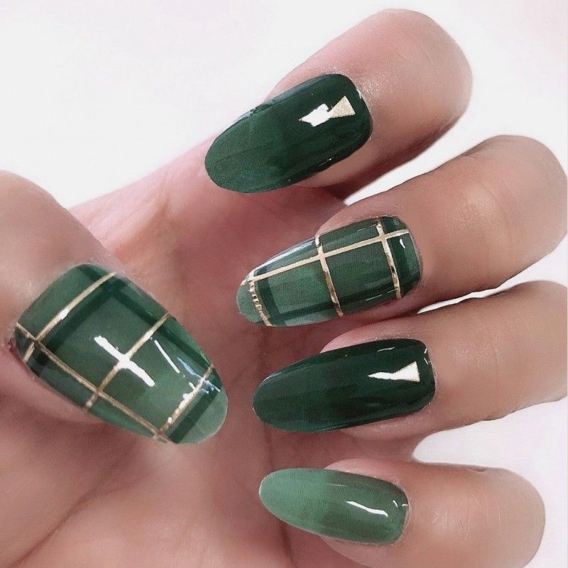 Green Plaid with Gold Grid Green Plaid with Gold Grid โ Winter Green Nails