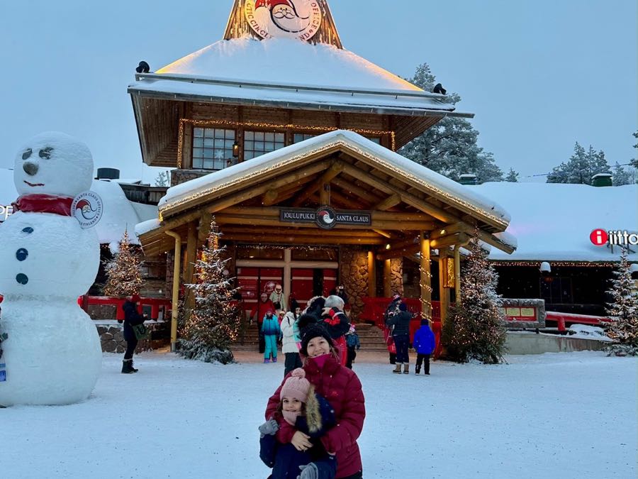 Matching Red Puffer Jackets for a Festive Winter Photo — Winter Family Photo Outfits