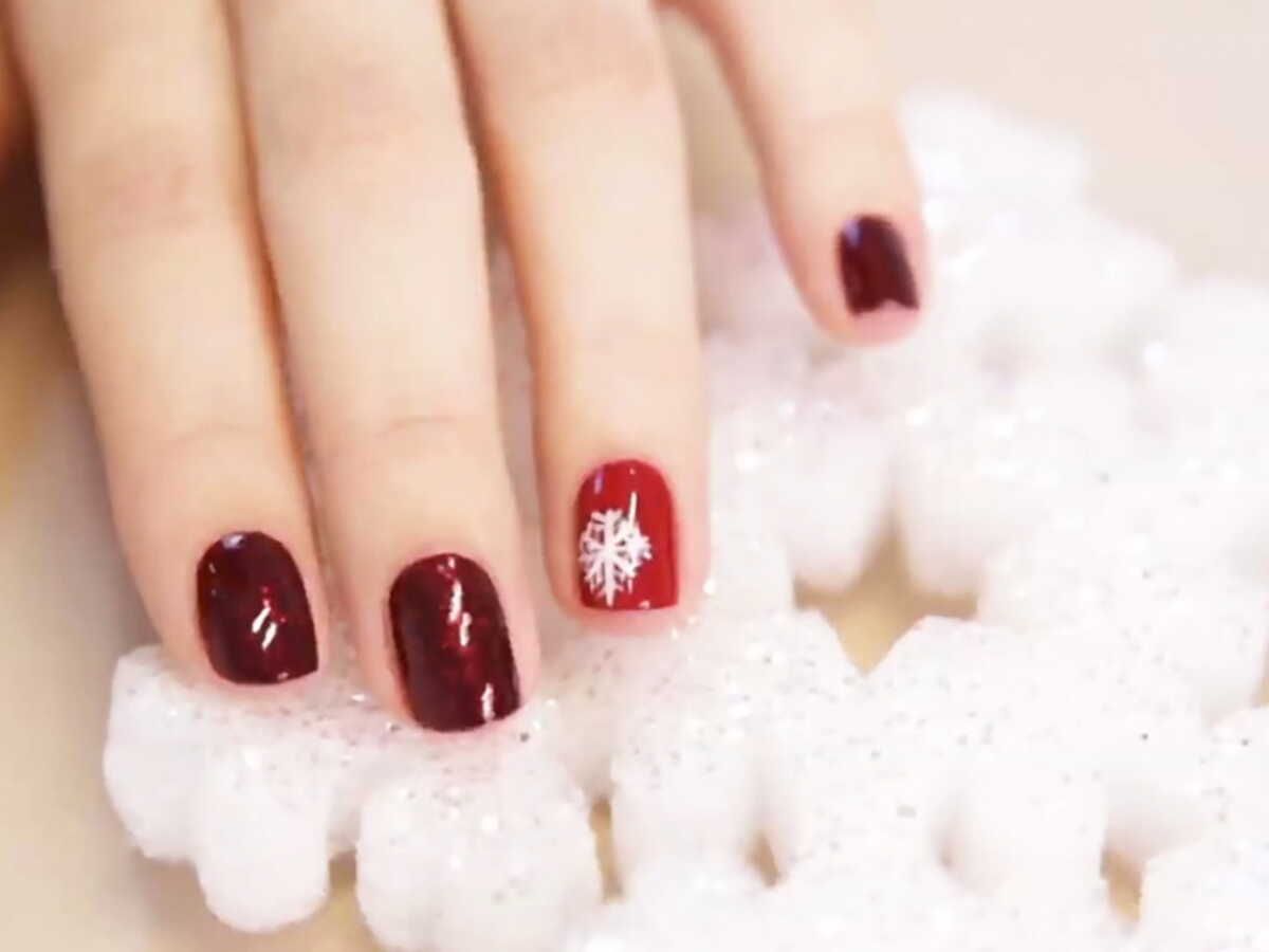 Snowflake On Accent Nail Visual Idea Snowflake On Accent Nail Visual Idea β Winter Party Nails