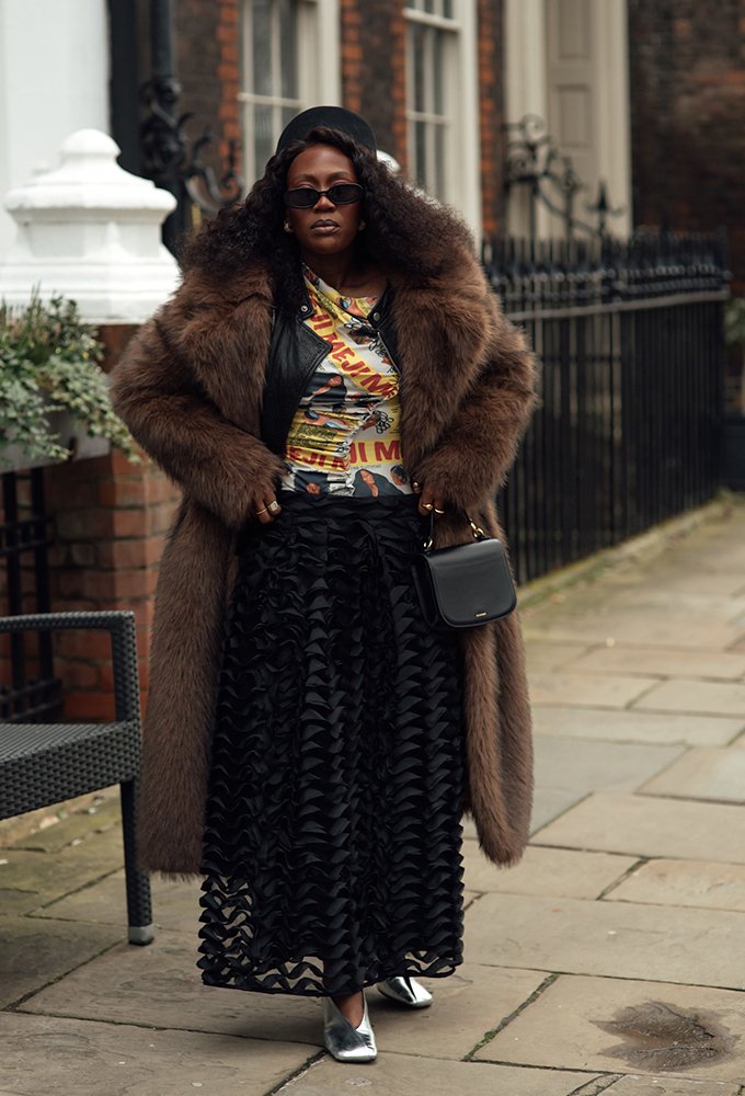 Outfit Idea β She Wears A Black Ruffled Skirt Outfit Idea β She Wears A Black Ruffled Skirt β London Winter Outfits