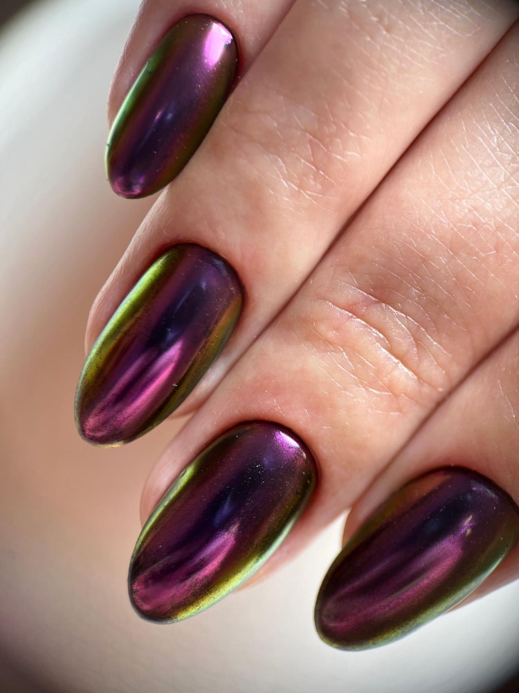 Color-Shifting Purple Green Chrome Medium Oval Nails Color-Shifting Purple Green Chrome Medium Oval Nails โ Winter Chrome Nails