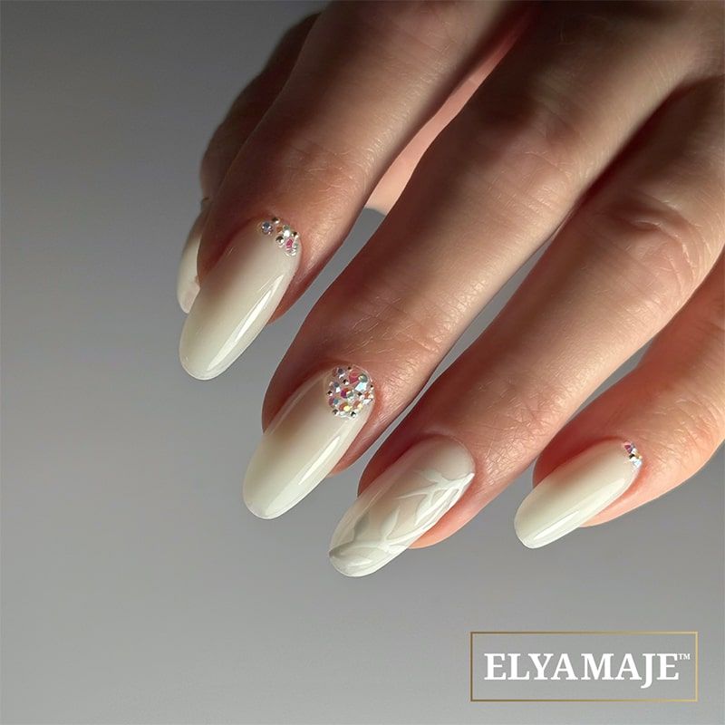 Off-White Almond With Cable Knit Off-White Almond With Cable Knit β Winter Rhinestone Nails