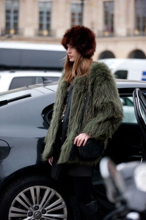 Oversized Green Fur Coat and Brown Fur Hat Street Style Oversized Green Fur Coat and Brown Fur Hat Street Style β Fur Hat Outfits
