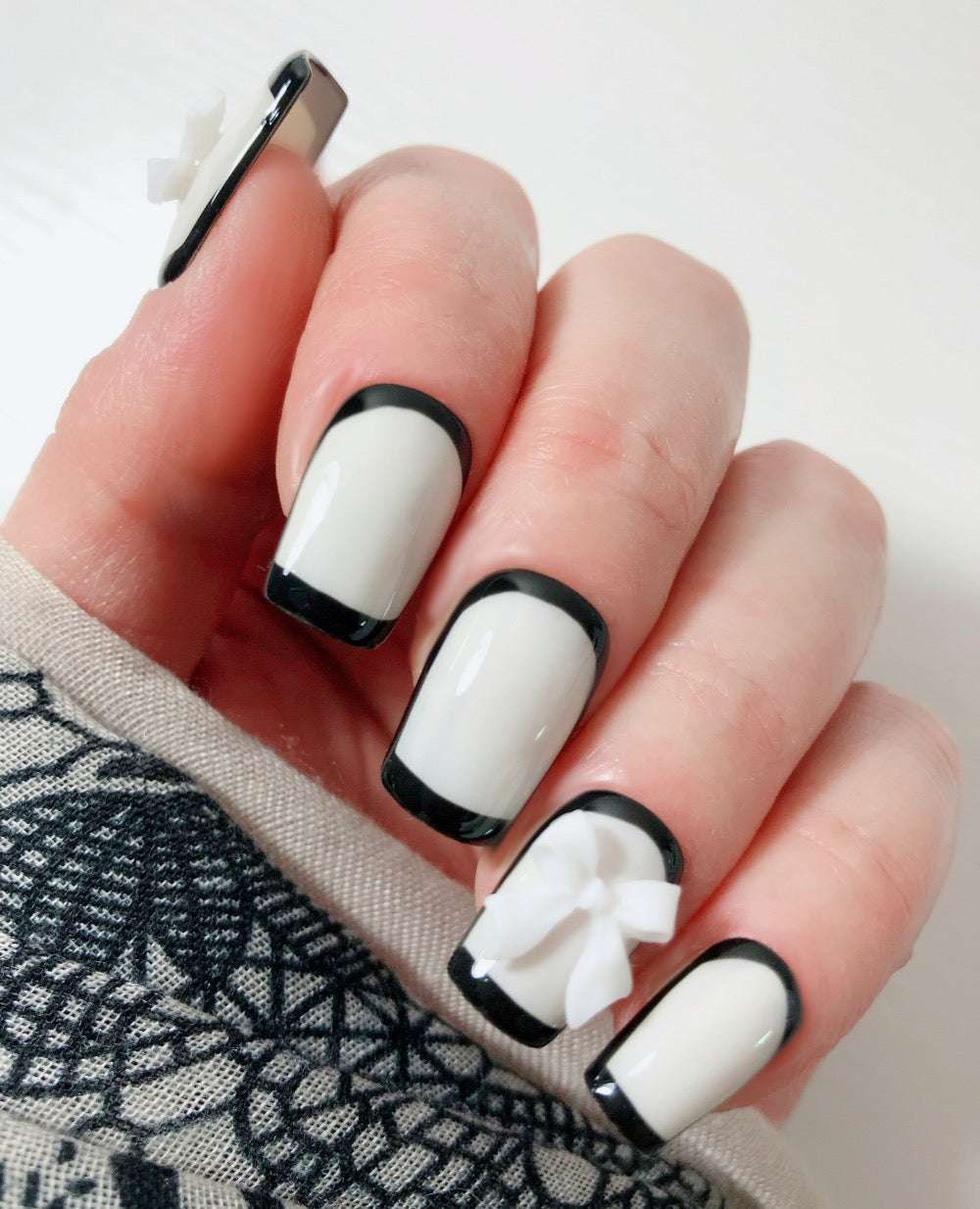 3D White Bows On Accent Nails Visual Idea 3D White Bows On Accent Nails Visual Idea β Winter Bow Nails