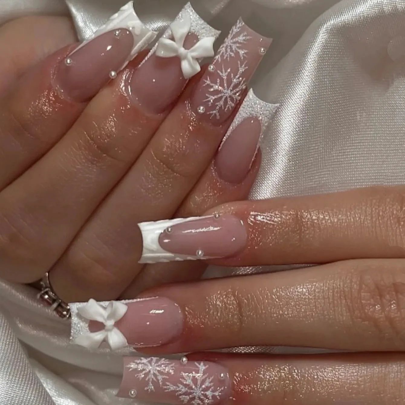 Festive Winter Visual Idea Festive Winter Visual Idea β Snowflake Nails