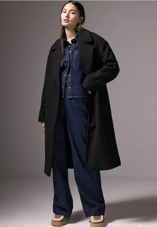 Oversized Black Coat Layered with Denim Oversized Black Coat Layered with Denim β Black Coat Outfits