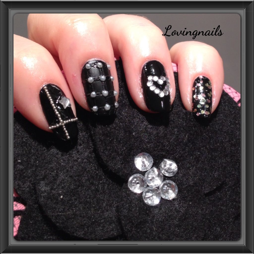 Strass Studs Glitter On All Nails Visual Idea — Winter Black Nails
