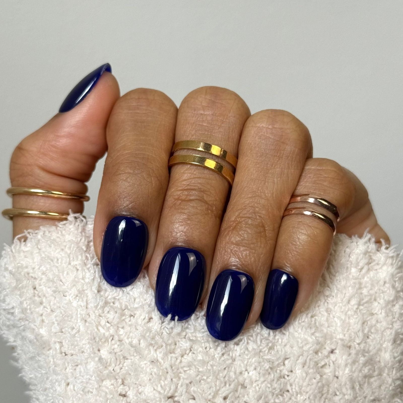High Gloss Visual Idea High Gloss Visual Idea β Short Winter Oval Nails