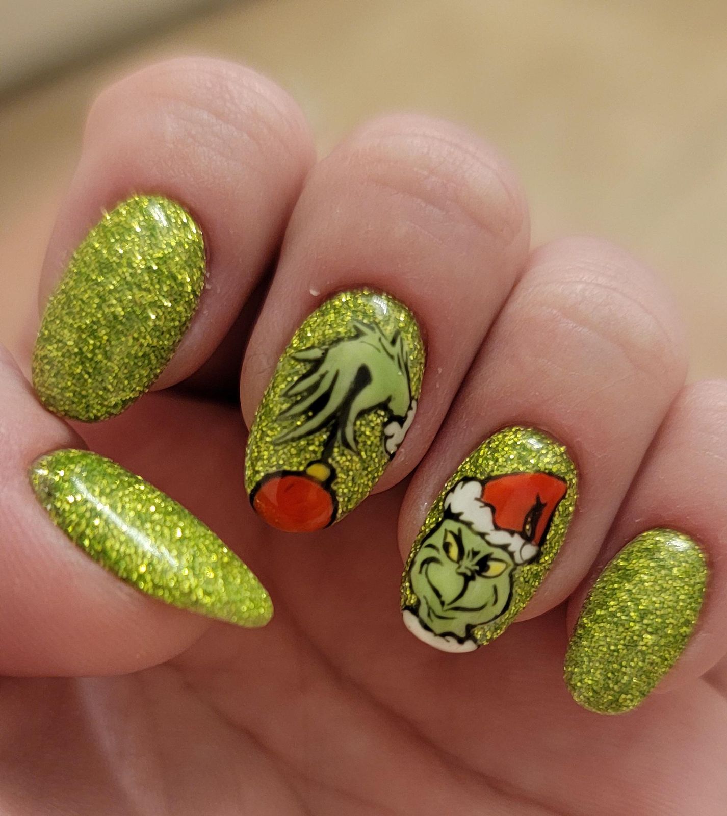 Ongles Grinch ! Fait par moi-même. Pose de dip powder sur ongles naturels avec nail art à main levée en gel. : r/NailArt