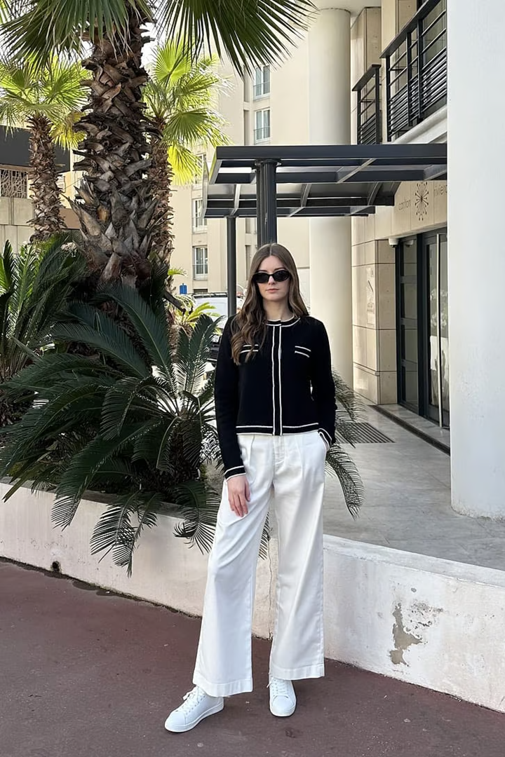 Navy Blazer with Distressed Denim for Smart Casual Navy Blazer with Distressed Denim for Smart Casual β Winter College Outfits