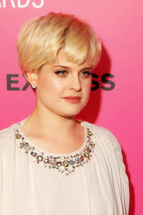 Ash Blonde Pixie With Blunt Bangs Ash Blonde Pixie With Blunt Bangs β Winter Pixie Haircuts
