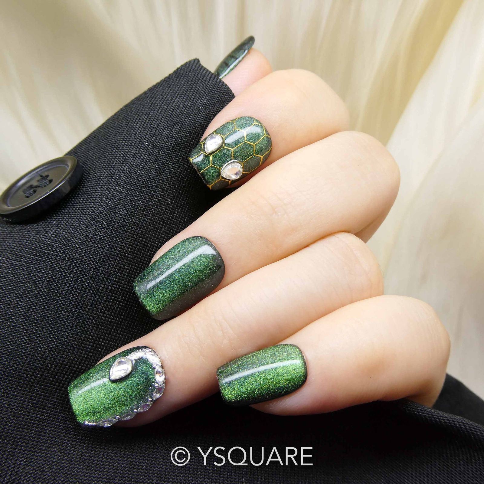Short Square Glitter Metallic Snake Scale — Emerald Green Nails