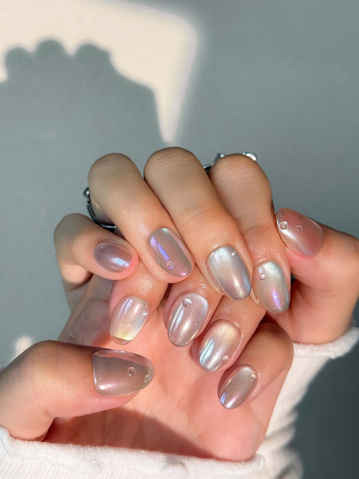 Shifting Iridescent Oval Nails With Water Drops — Winter Pearl Nails