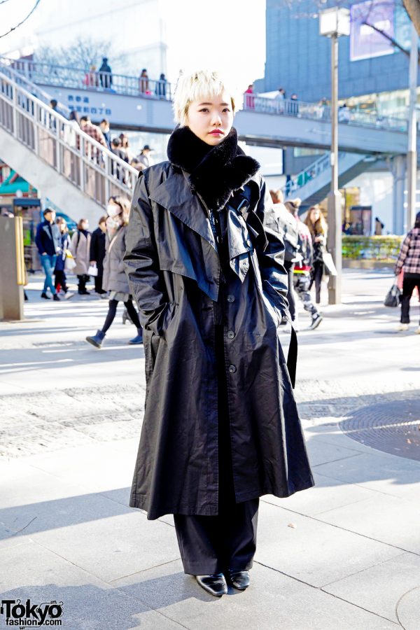 Monochromatic Chic: Black Trench with Fur Collar Monochromatic Chic: Black Trench with Fur Collar β Japan Winter Outfits
