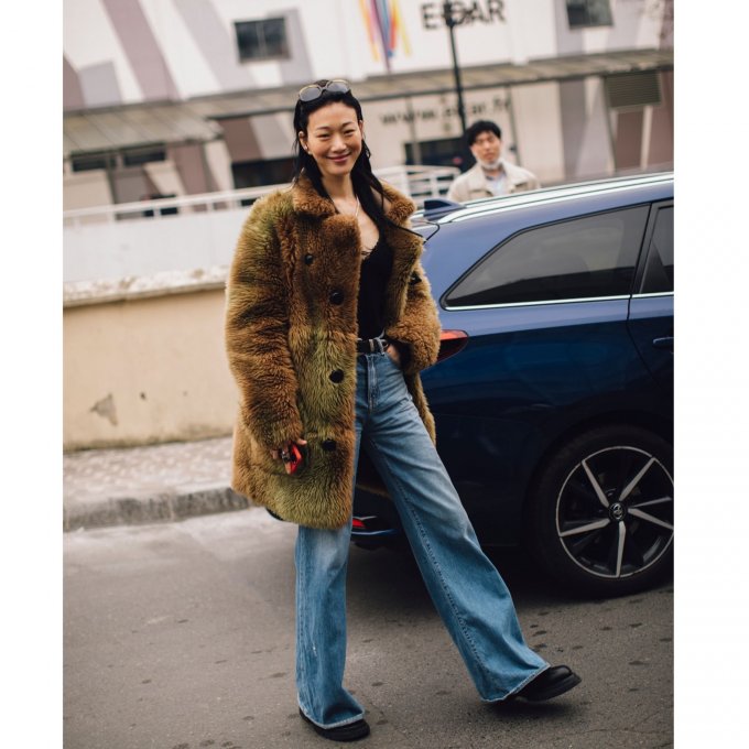 Light Wash Flare Jeans with a Brown Faux Fur Coat Light Wash Flare Jeans with a Brown Faux Fur Coat β Winter Outfits with Jeans