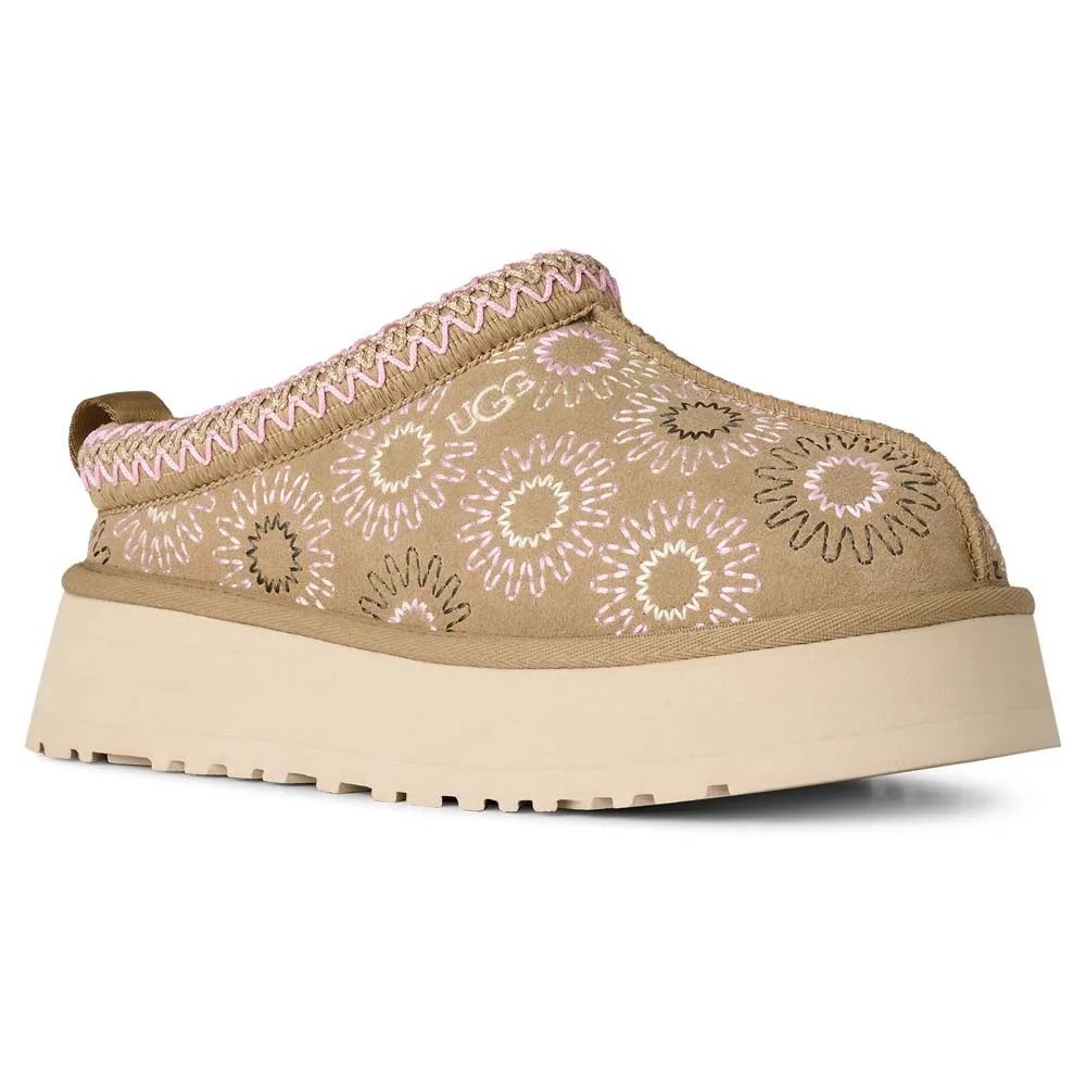 Beige Ugg Slippers with Floral Embroidery Beige Ugg Slippers with Floral Embroidery β Ugg Slippers Outfits