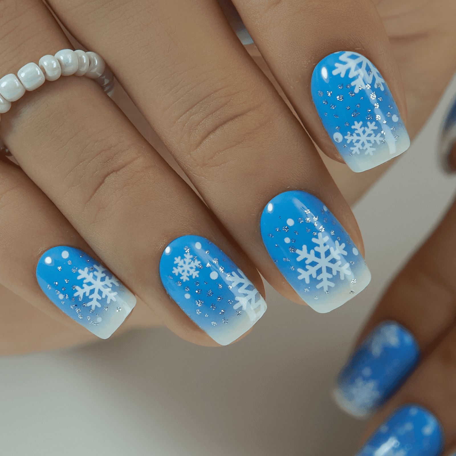 Full Winter Wonderland Gradient Nails Full Winter Wonderland Gradient Nails β Winter Squoval Nails