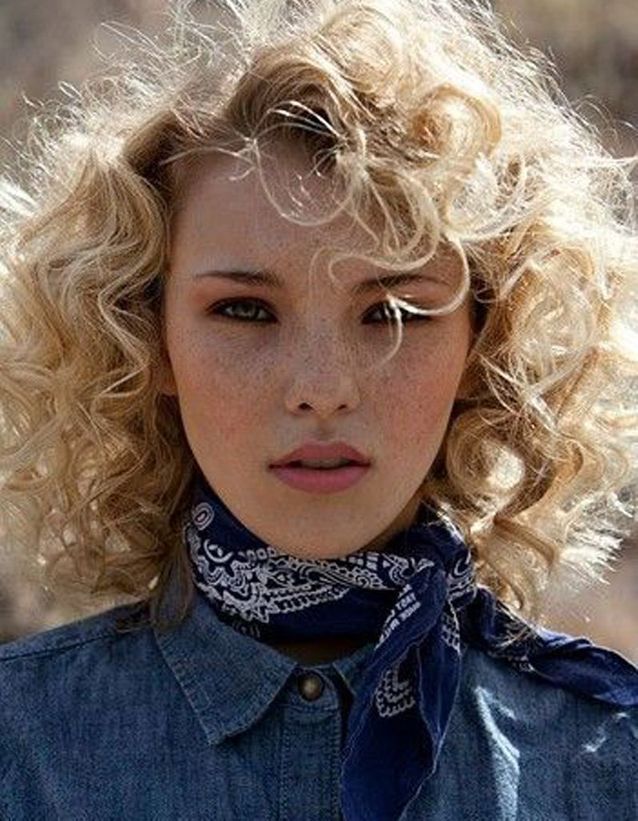 Honey Blonde Wavy Hair — Winter Hair Colors for Curly Hair