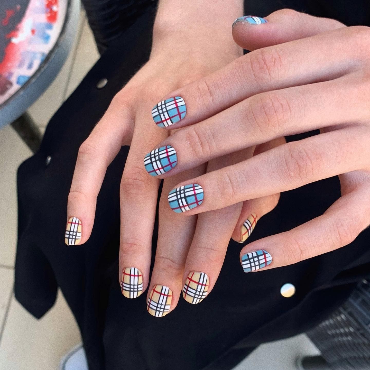 Short Oval Multi-Color Plaid Short Oval Multi-Color Plaid β Winter Plaid Nails