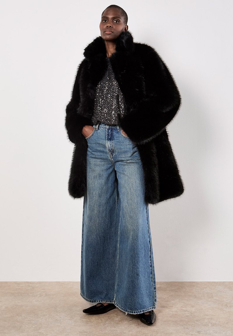 Voluminous Black Faux Fur Coat with Sequins and Denim Voluminous Black Faux Fur Coat with Sequins and Denim โ Faux Fur Coat Outfits