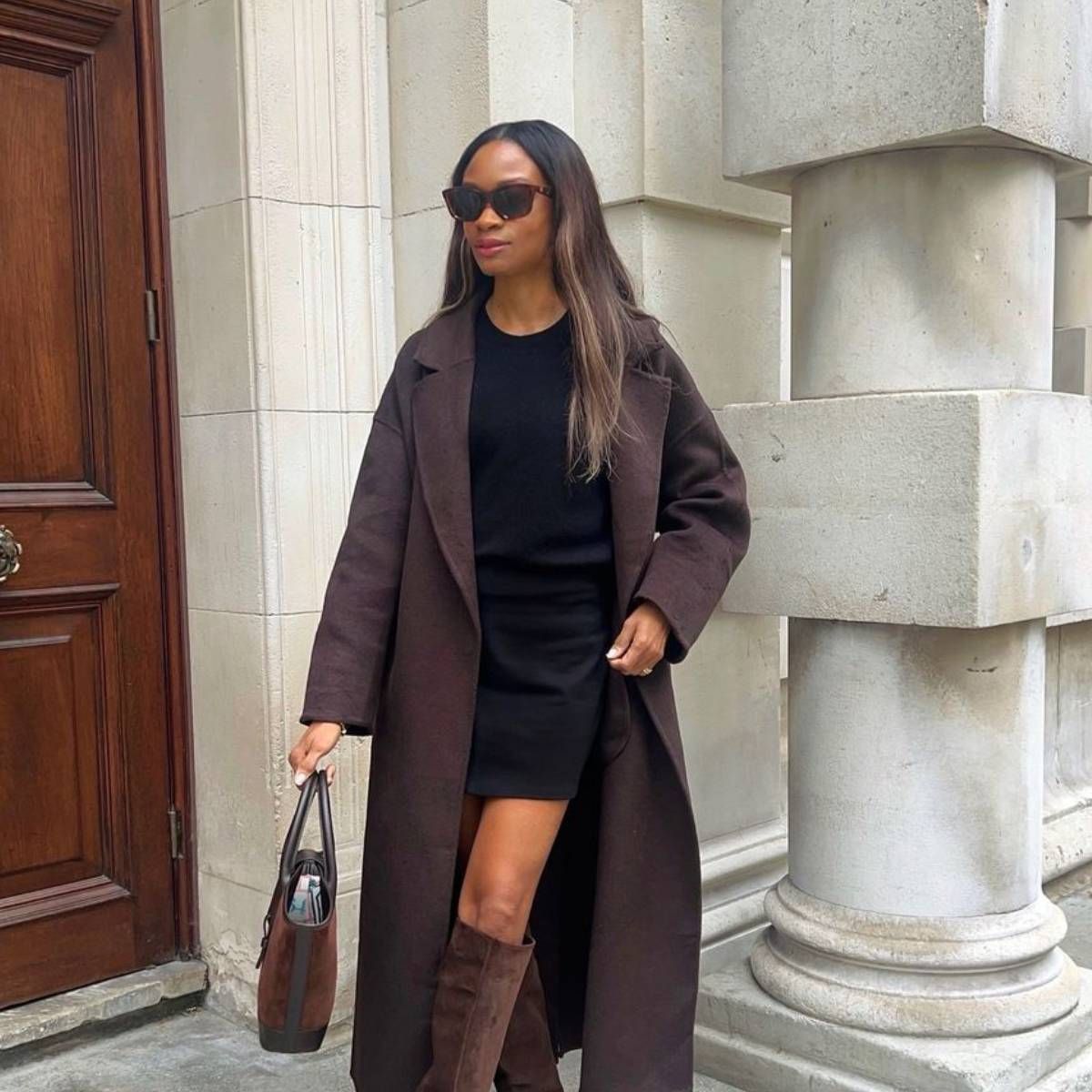 Sophisticated Autumnal Look: Brown Suede Knee-High Boots with Long Coat Sophisticated Autumnal Look: Brown Suede Knee-High Boots with Long Coat โ Suede Boots Outfits