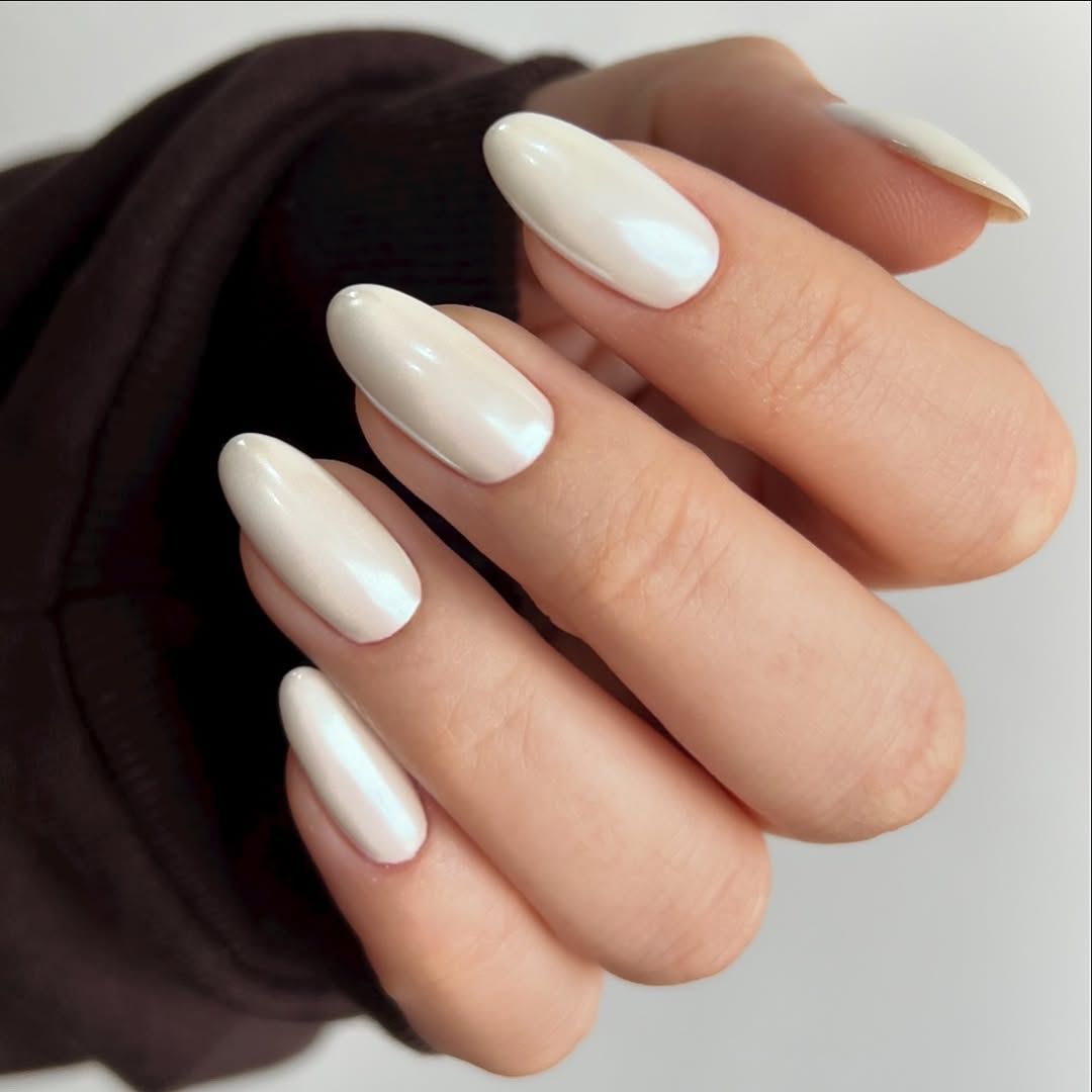 Clean Classic Chrome Medium Oval Nails Clean Classic Chrome Medium Oval Nails โ Winter Chrome Nails