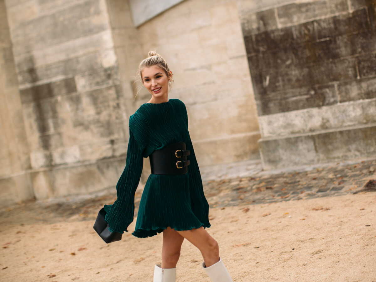 Emerald Green Pleated Dress with Corset Belt for a Bold Statement Emerald Green Pleated Dress with Corset Belt for a Bold Statement β December Outfits