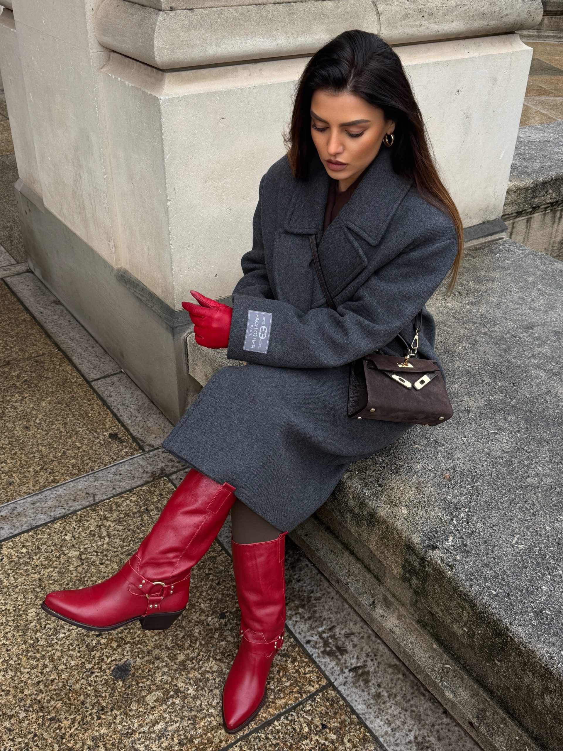 Chic Grey Coat Paired with Fiery Red Cowboy Boots Chic Grey Coat Paired with Fiery Red Cowboy Boots β Western Winter Outfits