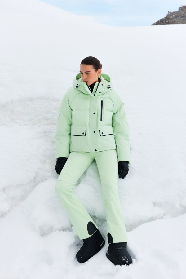 Monochromatic Light Green Puffer Jacket and Flared Ski Pants for a Coordinated Look Monochromatic Light Green Puffer Jacket and Flared Ski Pants for a Coordinated Look β Snowboarding Outfits