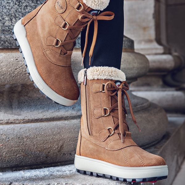Platform Shearling Boots and Black Leggings for Stylish Apres Ski — Apres Ski Outfits
