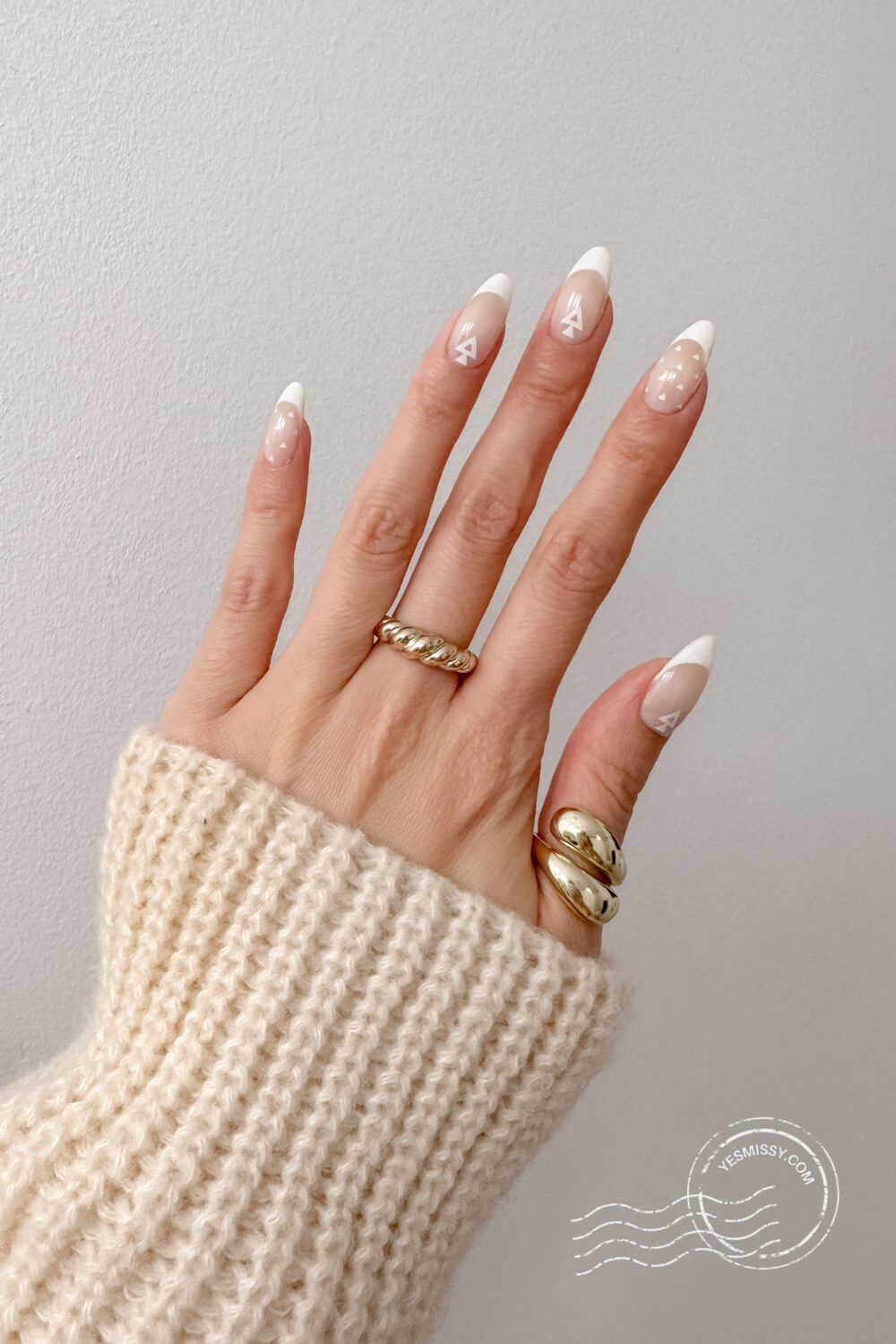 White Abstract Shapes And Dots Visual Idea White Abstract Shapes And Dots Visual Idea โ Classy Winter Nails