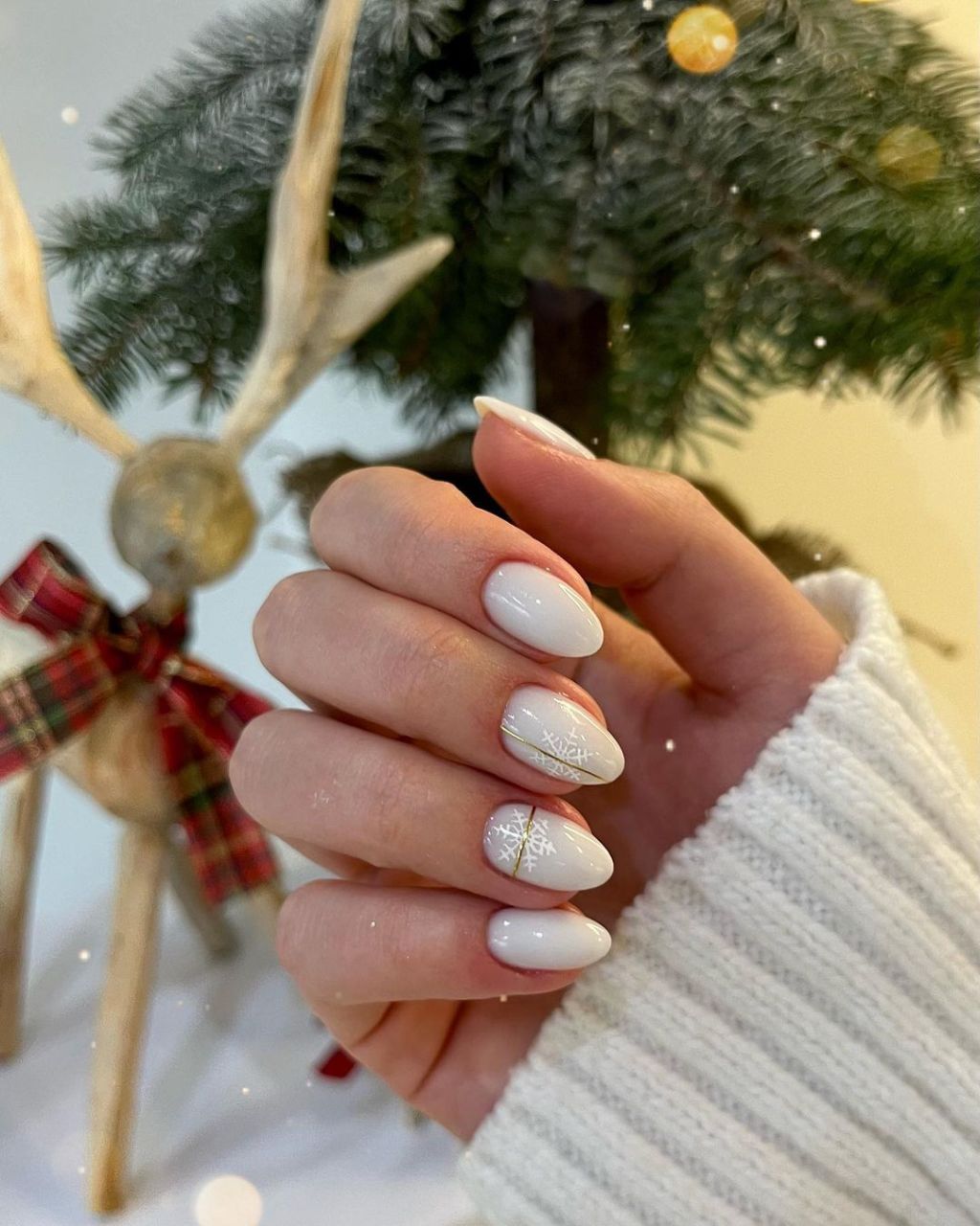 Opaque White with Gold Snowflake Opaque White with Gold Snowflake β Clean Girl Winter Nails