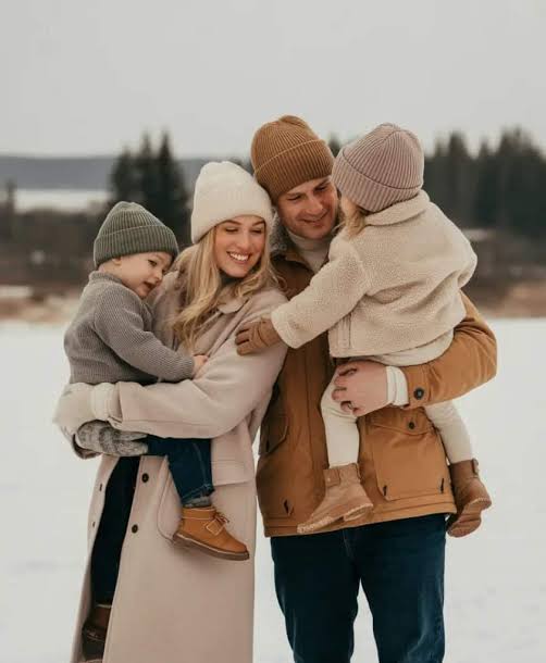 Neutral Tones and Knitwear for a Cozy Family Photo — Winter Family Photo Outfits