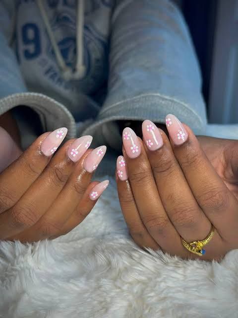Small White Flowers On Accent Nails Visual Idea Small White Flowers On Accent Nails Visual Idea β Winter Nails for Teens